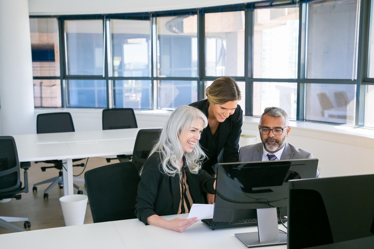 Environnement professionnel avec documentation financière organisée