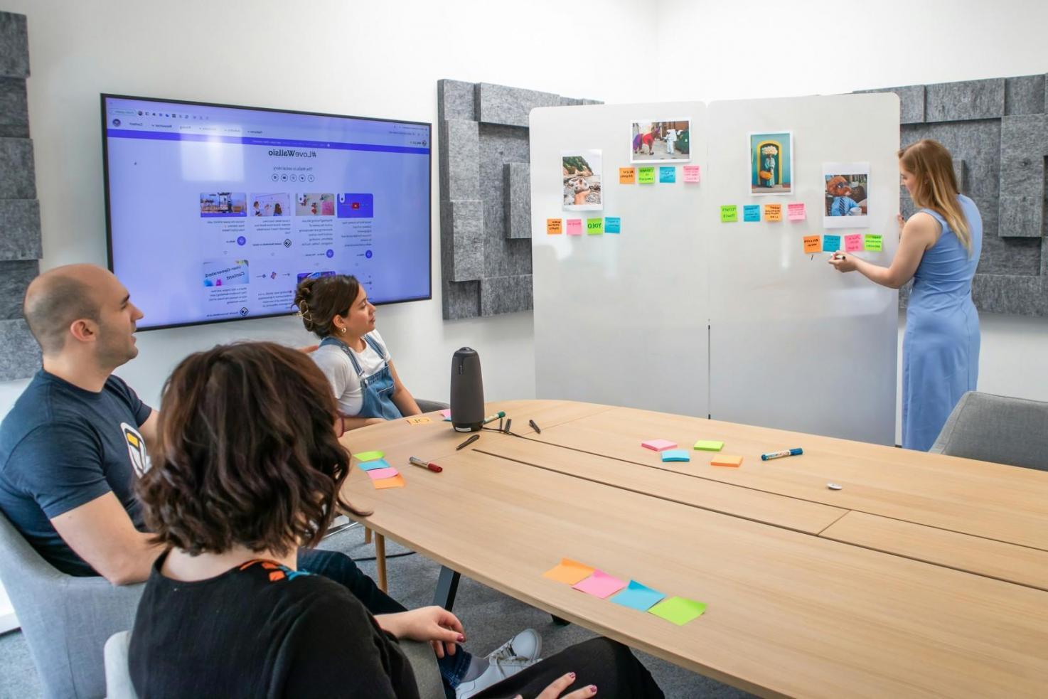 Professionnel analysant des données financières pour la planification budgétaire