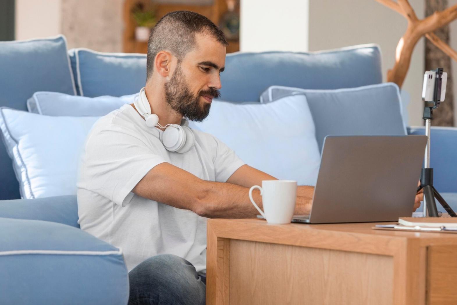 Bureau moderne avec équipe de travail collaborant sur des projets financiers