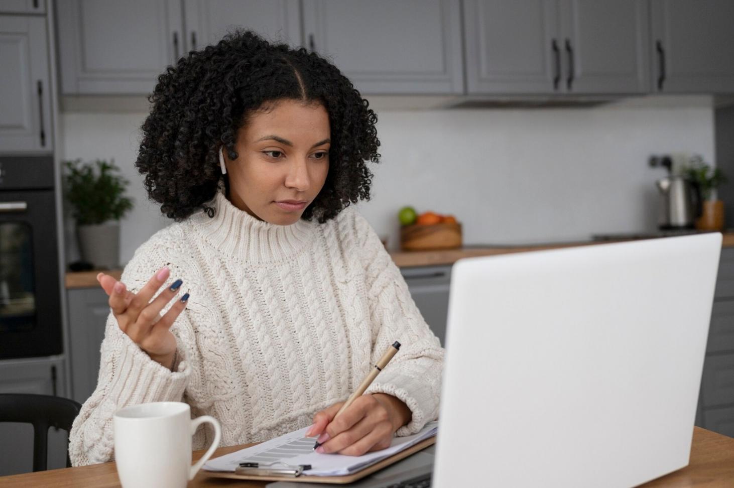 Espace de travail moderne avec outils de planification financière